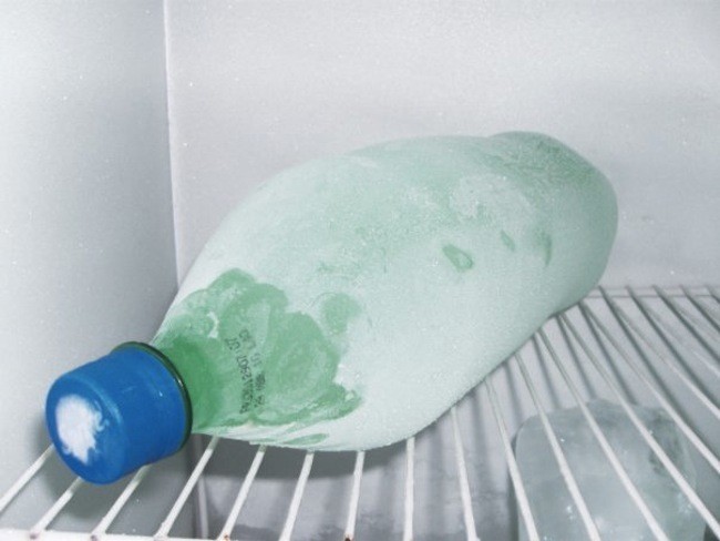 Botella De Agua En El Congelador